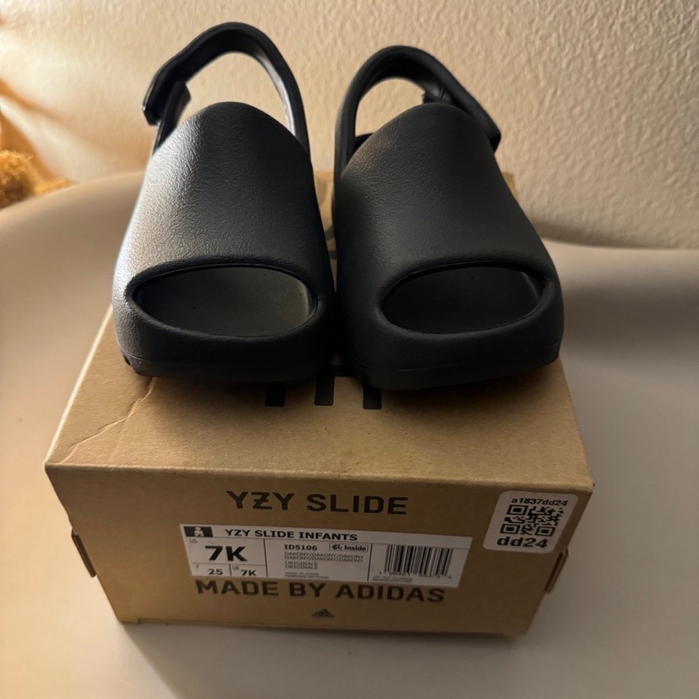 Toddler YEEZY Slides size 7